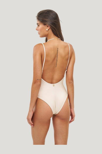 Tina Macadamia - One Piece — carry 3