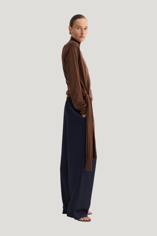 Wide leg silk trousers | night — model side