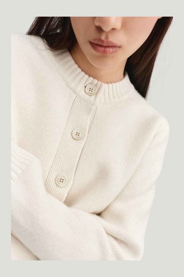 Zozo cardigan, — model side