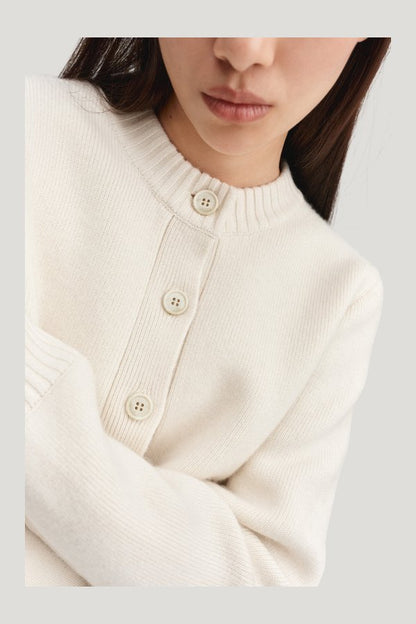 Zozo cardigan, — model side